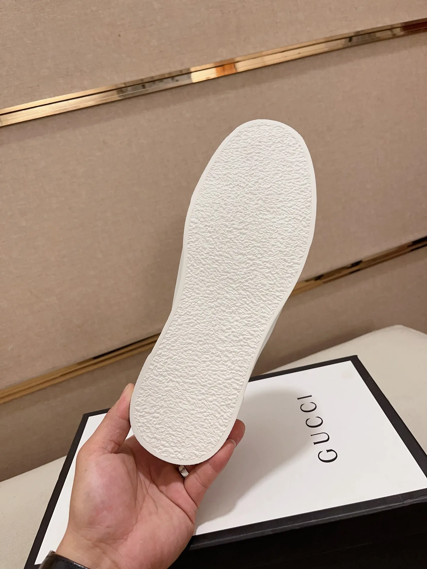 Men's shoes💰 440💰The new GUCCI (Gucci) counters are launched simultaneously. The new men's shoes, 😘fabrics are selected from imported cowhide, and the lining is sheepskin lining. 👍🏿 High-end ☄️ air-cushion molded anti-slip rubber outsole, exquisite lines, simple and elegant, comfortable and high-end for leisure travel. Code number: 38 to 44 (45 can be customized and cannot be returned or exchanged)